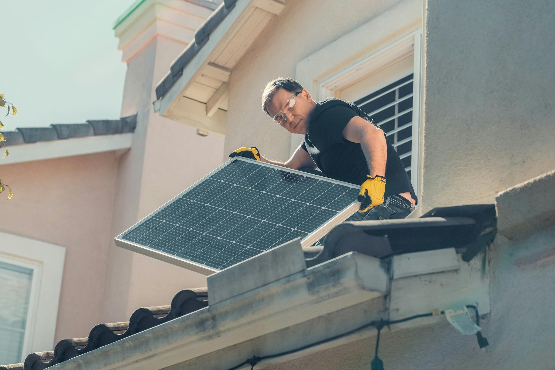 Read more about the article Best Solar Panel Services in Sri Lanka (2025 Guide)
